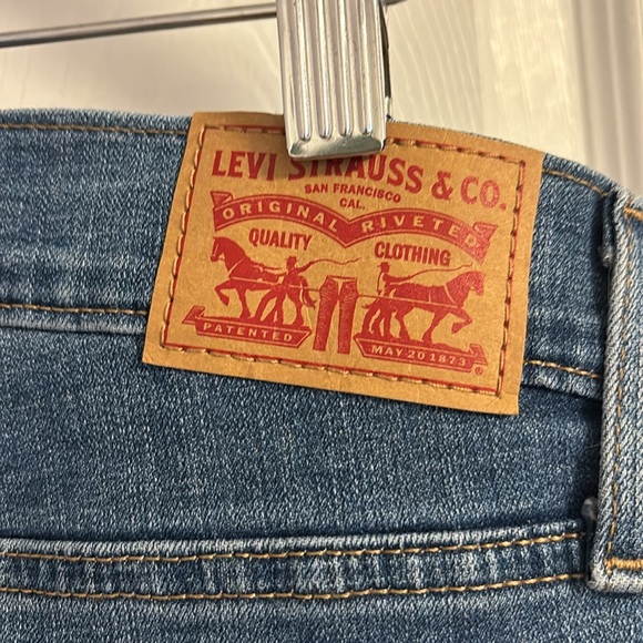 Women's Levi’s 724 High Rise Straight Crop Distressed Jeans. Size: 30 - Picture 6 of 7